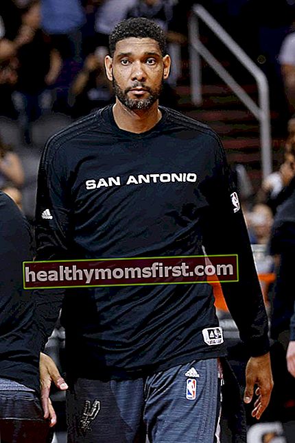 Tim Duncan sebelum pertandingan antara San Antonio Spurs dan Phoenix Suns pada 21 Februari 2016