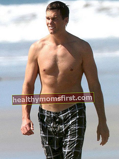 Tom Brady memamerkan badan penggemarnya di sebuah pantai di San Carlos, Costa Rica pada bulan Mac 2015