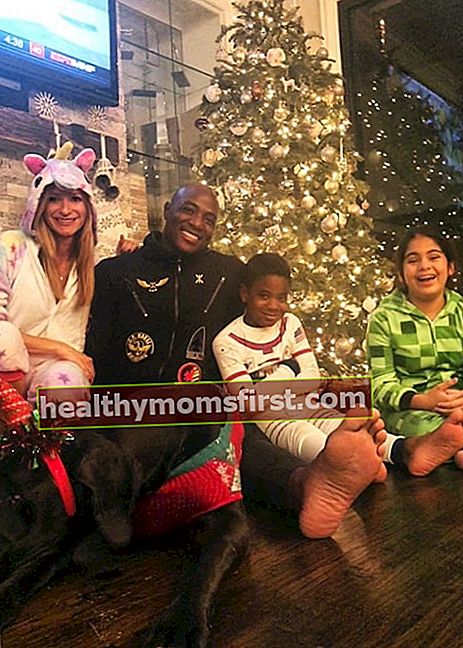 2018年12月のクリスマスの写真でガールフレンドのアンジェラダニエルと彼の子供たちと一緒に見たデマーカスウェア