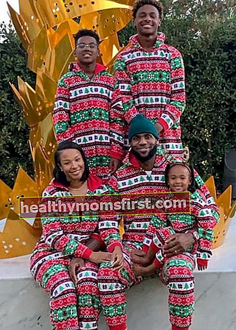 LeBron James Jr. bersama keluarganya seperti yang terlihat pada Desember 2018