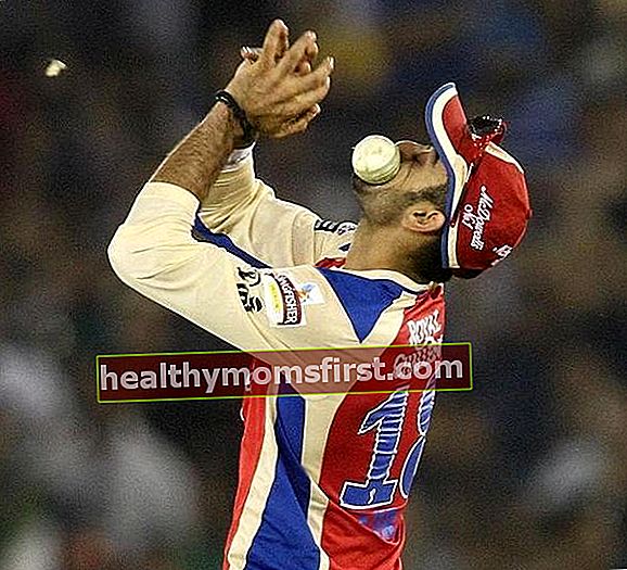 Virat Kohli bermain di IPL untuk RCB dalam perlawanan menentang Kings XI Punjab.