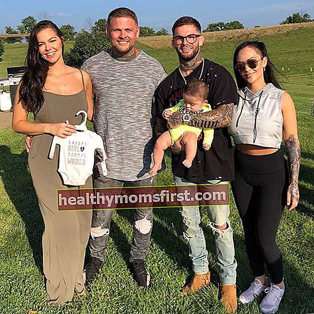 2018年8月に家族と一緒に写真に赤ちゃんを抱いているコーディガーブラント