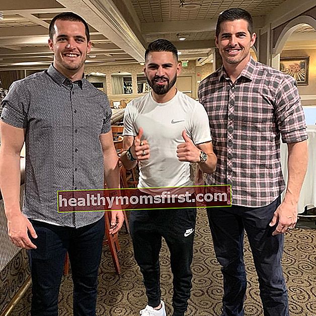 Derek Carr seperti yang terlihat dengan mantan gelandang sepak bola, David Carr (Kanan), dan petinju profesional, José Ramírez (Tengah), pada Maret 2019