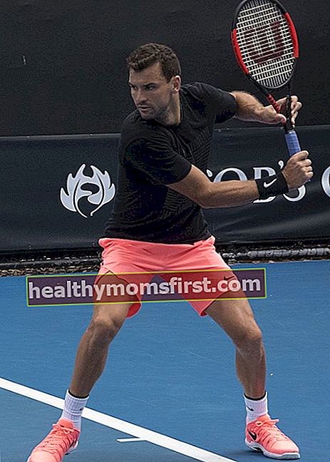 Grigor Dimitrov เล่นช็อตในการแข่งขันเทนนิสที่จัดขึ้นในปี 2018