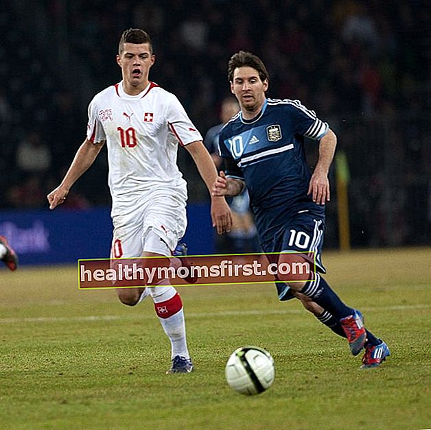 Granit Xhaka (ซ้าย) ไล่บอลเคียงข้าง Lionel Messi ในการแข่งขันเมื่อเดือนกุมภาพันธ์ 2012