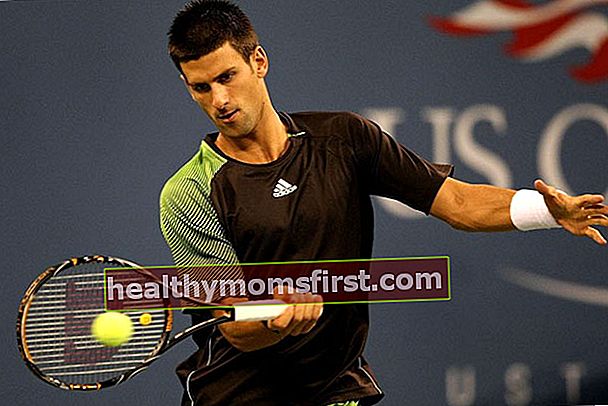 Novak Djokovic bermain rembatan semasa perlawanan.