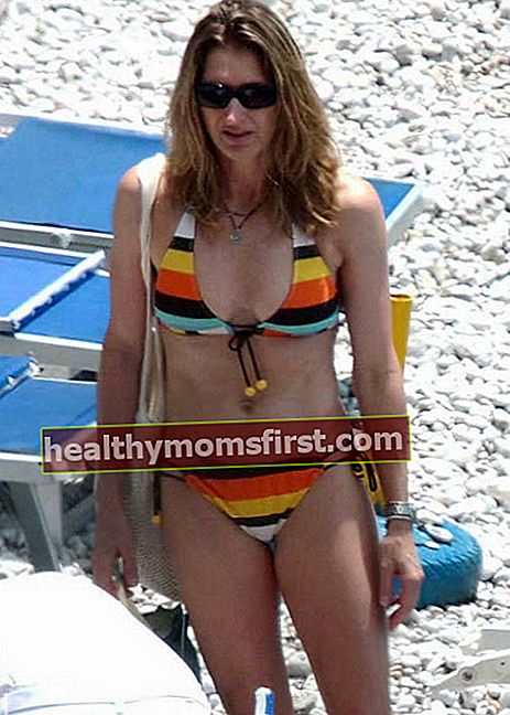 Steffi Graf ในชุดบิกินี่ที่หาดไมอามีในเดือนกรกฎาคม 2552