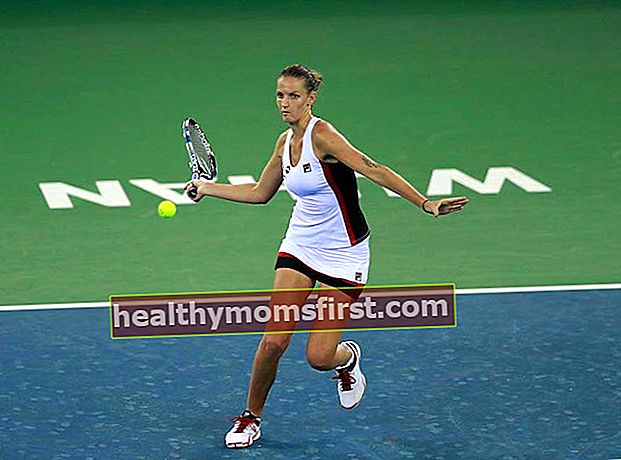 Karolina Pliskova bermain forehand saat pertandingan melawan Lucie Safarova di Dongfeng Motor Wuhan Open 2016