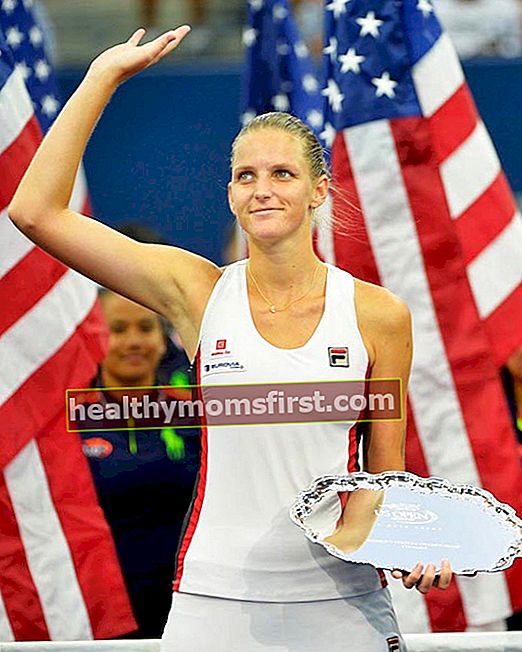 Karolina Pliskova memegang penghargaan untuk tempat kedua di AS Terbuka 2016 setelah kalah dari Angelique Kerber dari Jerman di final