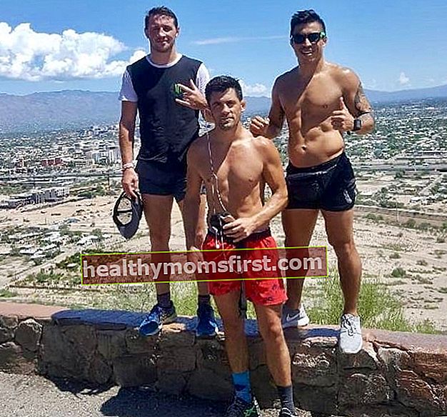 Dominick Cruz dengan Orlando Jimenez (Kanan) dan Brendan Loughnane (Kiri) di Tucson, Arizona pada September 2018
