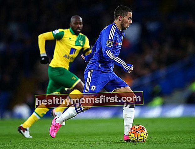 Eden Hazard dengan bola saat pertandingan Liga Premier antara Chelsea dan Norwich City pada 21 November 2015