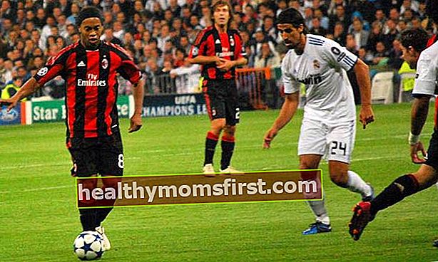 Ronaldinho (Kiri) dan Sami Khedira pada pertandingan Real Madrid CF-AC Milan selama pertandingan Liga Champions UEFA 2010-2011