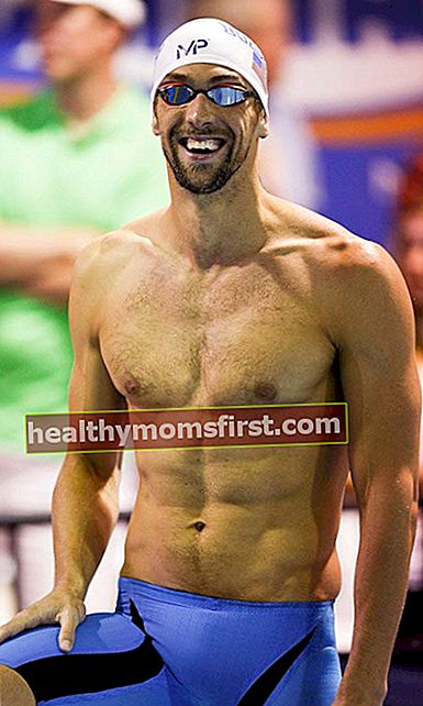 Michael Phelps bertelanjang dada