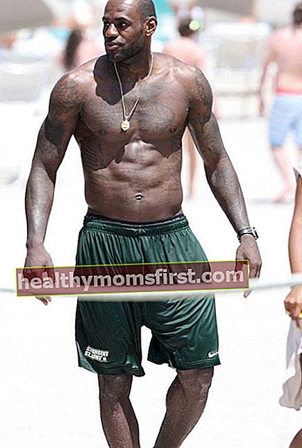 レブロンジェームズはマイアミビーチで彼の素晴らしい体を披露します。