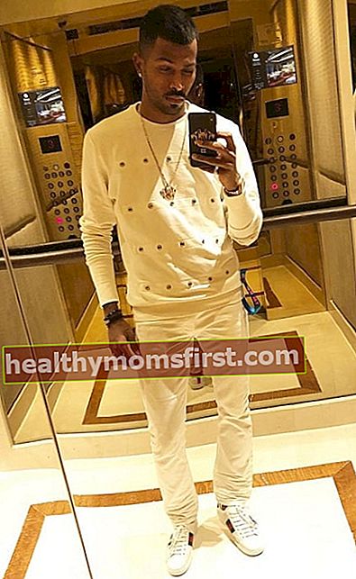 Hardik Pandya mengenakan pakaian serba putih dalam selfie cermin pada bulan Jun 2018