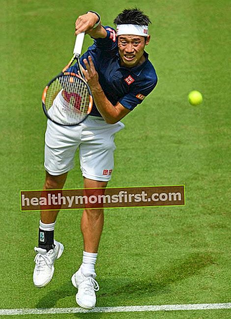 Kei Nishikori melakukan servis melawan Lucas Pouille dalam pertandingan di Gerry Weber Open pada 13 Juni 2016 di Halle, Jerman
