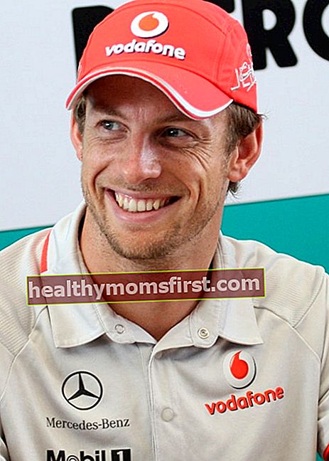 Jenson Button pada sesi tanda tangan di bulan April 2010