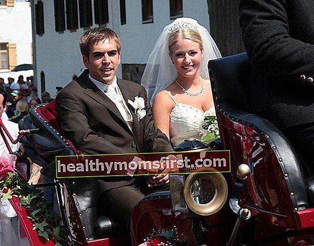 Philipp Lahm dan Claudia pada hari pernikahan mereka di Aying, Jerman