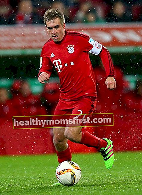 Philipp Lahm menangani bola saat pertandingan antara Bayern Munich dan FC Augsburg pada 14 Februari 2016 di Augsburg, Jerman