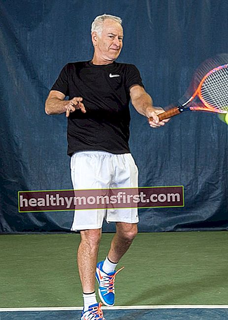 2019 년 1 월 테니스 아카데미의 코칭 클리닉에서 근무하는 John McEnroe