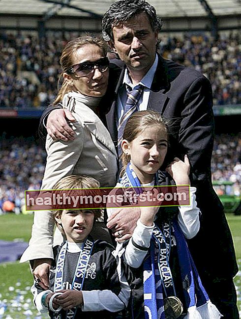 Jose Mourinho bersama istrinya Tami dan anak-anak mereka setelah memenangkan gelar liga pada tahun 2005