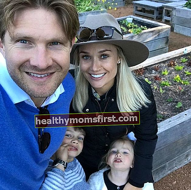 Shane berfoto selfie dengan istrinya Lee Furlong dan anak-anak William dan Matilda pada Oktober 2018