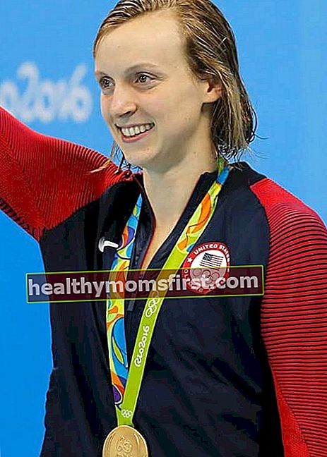 Katie Ledecky menerima medali emas di Olimpiade Rio pada Agustus 2016