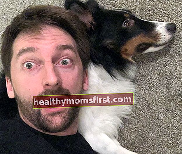 Aaron Kyro sedang berswafoto dengan anjingnya seperti yang terlihat pada Juni 2019