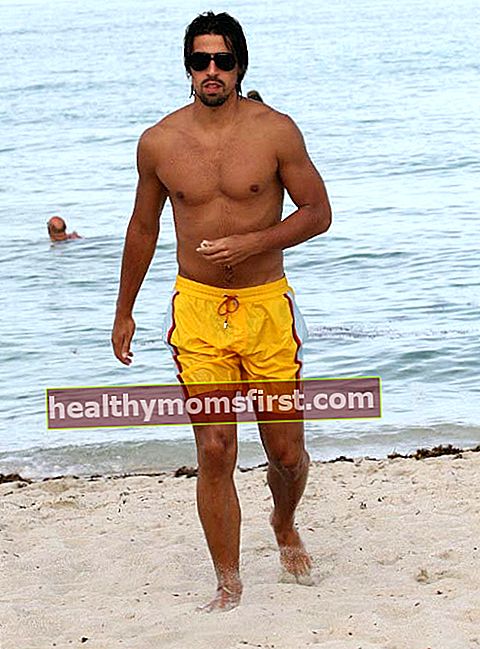 Sami Khedira bertelanjang dada di pantai Miami pada 12 Juli 2012