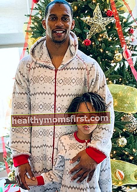 Віктор Крус на різдвяній картинці зі своєю маленькою дівчинкою у грудні 2018 року