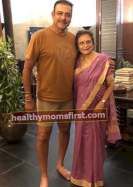 Ravi Shastri terlihat dalam foto bersama ibunya yang diambil pada hari ulang tahunnya yang ke-80 pada November 2019