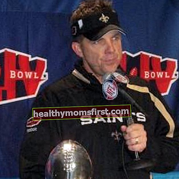 2010 년 2 월 Super Bowl XLIV에서 Saints 승리 후 Lombardi 트로피를 들고있는 Sean Payton