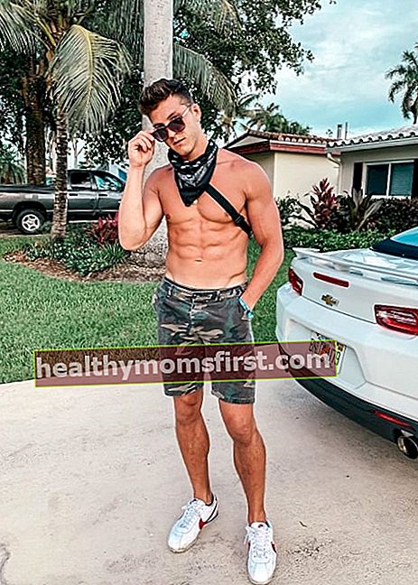 Josh Brueckner terlihat saat berpose tanpa baju untuk kamera di Miami, Florida, Amerika Serikat pada Juli 2019
