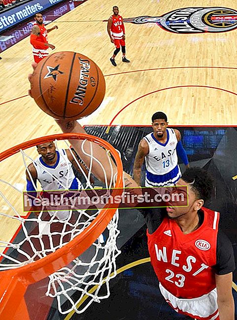 Anthony Davis menjatuhkan bola semasa Permainan NBA All-Star 2016 pada 14 Februari 2016 di Toronto, Ontario