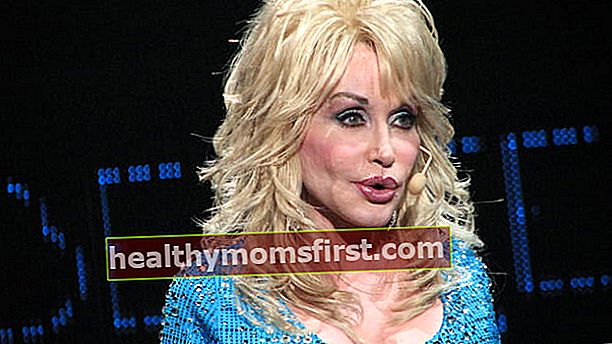 Dolly Parton seperti yang terlihat pada September 2011