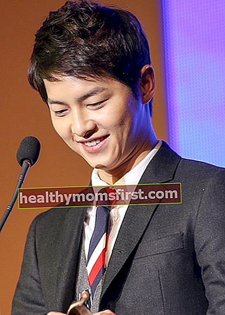 Song Joong-ki terlihat saat berbicara dalam sebuah acara di bulan Desember 2012