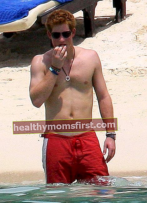 2008年12月にモーリシャス島で休暇を過ごしている間、ハリー王子は彼のバフの体格を披露します