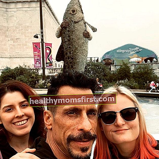Danny berfoto selfie dengan putrinya Vega dan Chance di Shedd Aquarium pada Juni 2019