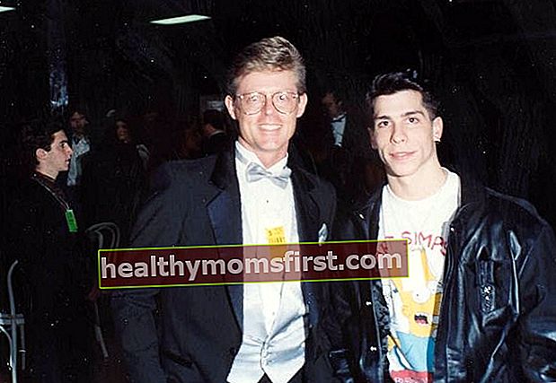 1990年のグラミー賞の舞台裏でアランライトとポーズをとるダニーウッド