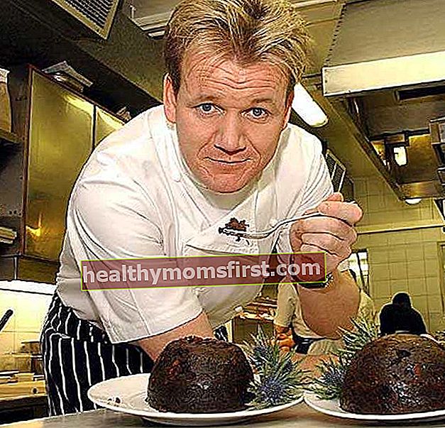 Gordon Ramsay menampilkan kue coklat pada tahun 2010