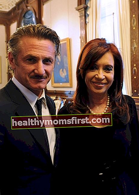 Sean Penn berpose dengan Mantan Presiden Argentina Cristina Fernández pada Februari 2012