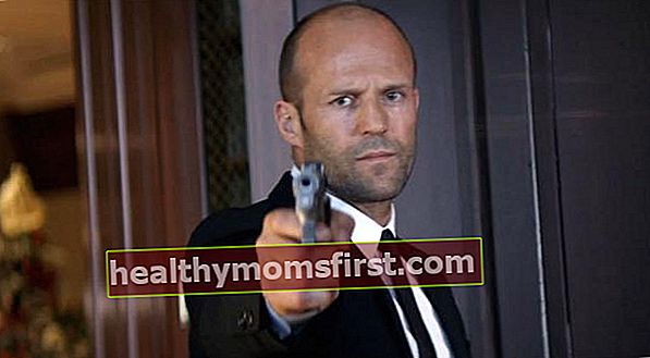 Jason Statham menunjuk pistol