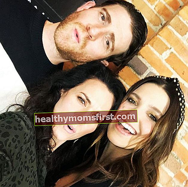 Hilarie terlihat bersama lawan mainnya di One Tree Hill Bryan Greenberg dan Sophia Bush pada Februari 2019