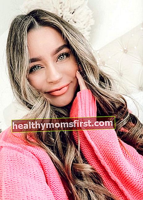 Sierra Furtado terlihat saat melakukan selfie dengan sweter cantik pada Januari 2019