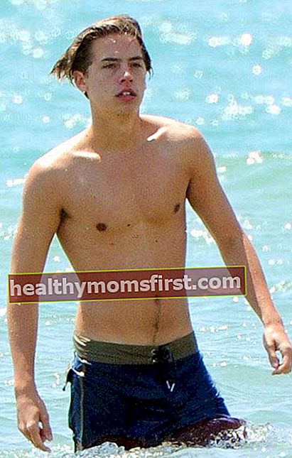 Cole Sprouse bertelanjang dada di Italian Beach pada tahun 2014