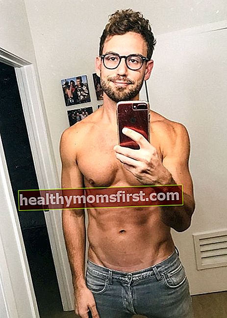 Nick Viall terlihat saat mengambil selfie cermin tanpa baju pada Maret 2019