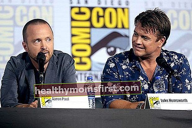Luke (kanan) terlihat bersama Aaron Paul di San Diego Comic-Con 2019 untuk Westworld