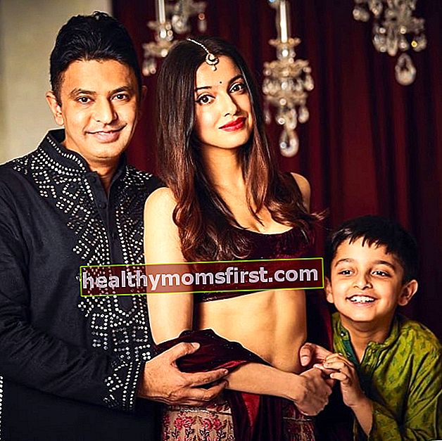 Divya Khosla Kumar dalam foto diwali bersama keluarganya pada Oktober 2019