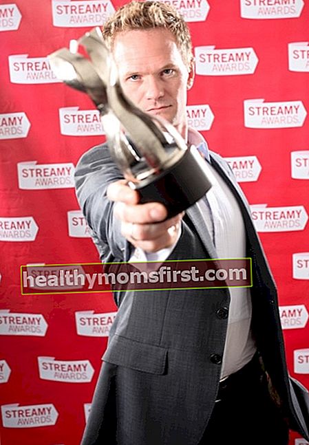 2009年3月の第1回ストリーミー賞でトロフィーを持ってポーズをとるニール・パトリック・ハリス