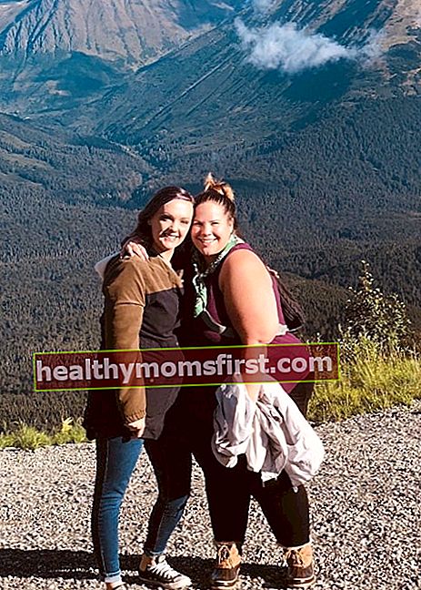 2019年3月にアラスカ州ガードウッドでヘザーと一緒に写真のポーズをとっているときに見られるホイットニーウェイソーレ（右）